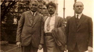 משמאל לימין: בן ציון כץ, טשרניחובסקי, הורודצקי